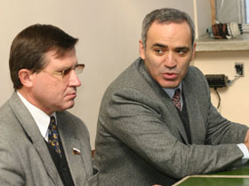 Г.Каспаров и О.Смолин на встрече с общественностью в Омске. Фото Василия Мельниченко, Каспаров.Ru Г.Каспаров и О.Смолин на встрече с общественностью в Омске. Фото Василия Мельниченко, Каспаров.Ru