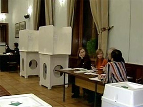 На избирательном участке. Кадр НТВ. На избирательном участке. Кадр НТВ.