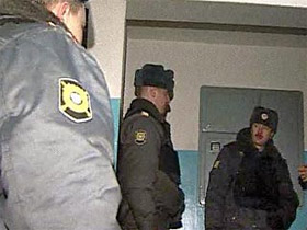Милиция у квартиры НБП. Кадр НТВ (с) Милиция у квартиры НБП. Кадр НТВ (с)