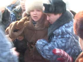 Кандидата в мэры задержали сотрудники милиции. Фото с сайта www.revkom.com Кандидата в мэры задержали сотрудники милиции. Фото с сайта www.revkom.com