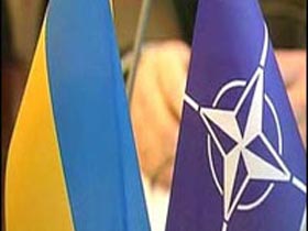 Флаги Украины и НАТО. Фото с сайта for-ua.com (с) Флаги Украины и НАТО. Фото с сайта for-ua.com (с)