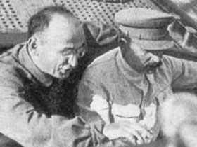 Сталин и Берия обсуждают тактические вопросы ленинско сталинской национальной политики. Фото с сайта communist.ru Сталин и Берия обсуждают тактические вопросы ленинско сталинской национальной политики. Фото с сайта communist.ru