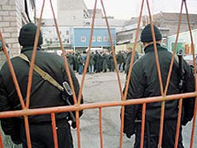 Силовой захват предприятия. Фото "Новых известий" (с) Силовой захват предприятия. Фото "Новых известий" (с)