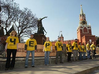 Волонтеры Гринпис возле собора. Фото newsru.com Волонтеры Гринпис возле собора. Фото newsru.com