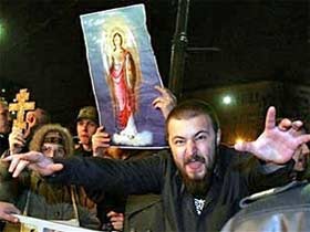 Группа сорвавших гей-вечеринку. Фото Newsru.com (c) Группа сорвавших гей-вечеринку. Фото Newsru.com (c)