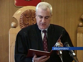Тамерлан Агузаров, судья по делу о теракте в школе Беслана. Кадр РТР (С) Тамерлан Агузаров, судья по делу о теракте в школе Беслана. Кадр РТР (С)