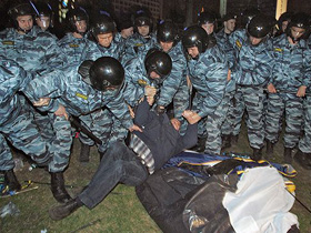 Милиция громит митинг. Фото с сайта "Коммерсант" (С) Милиция громит митинг. Фото с сайта "Коммерсант" (С)