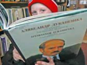 Мальчик и Лукашенко. Фото с сайта ucpb.org (С) Мальчик и Лукашенко. Фото с сайта ucpb.org (С)