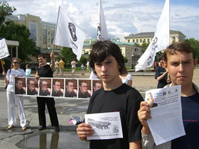 Активисты "Обороны" на пикете в Екатеринбурге. Фото Каспарова.Ru (C) Активисты "Обороны" на пикете в Екатеринбурге. Фото Каспарова.Ru (C)
