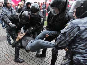 Задержания во время акций в Киеве. Фото Reuters (c) Задержания во время акций в Киеве. Фото Reuters (c)