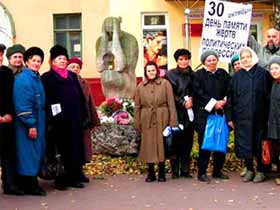 Пикет у памятника жертвам политических репрессий в Пензе. Фото А. Преснова для Каспарова.Ru (c) Пикет у памятника жертвам политических репрессий в Пензе. Фото А. Преснова для Каспарова.Ru (c)