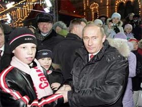 Путин и дети. Фото AFP (с) Путин и дети. Фото AFP (с)