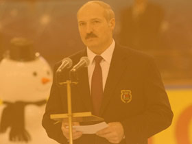 Лукашенко и снеговик. Фото: president.gov.by (с) Лукашенко и снеговик. Фото: president.gov.by (с)