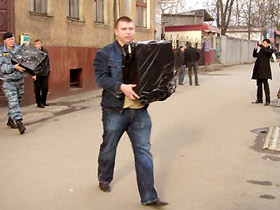 Изъятие компьютеров в редакции "Новых колес". Фото: novayagazeta.ru Изъятие компьютеров в редакции "Новых колес". Фото: novayagazeta.ru