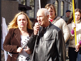 Митинг памяти жертв Беслана в Санкт-Петербурге. Фото saleon.livejournal.com Митинг памяти жертв Беслана в Санкт-Петербурге. Фото saleon.livejournal.com