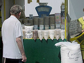Человек на рынке. Фото: delovoy.berdyansk.net Человек на рынке. Фото: delovoy.berdyansk.net