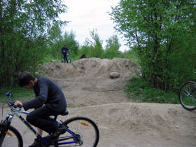 Велосипедисты в Юнтолово. Фото: untolovo2005.narod.ru Велосипедисты в Юнтолово. Фото: untolovo2005.narod.ru