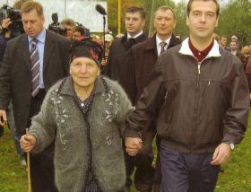 Дмитрий Медведев и избиратели, фото Михаила Кровлева, Собкор®ru Дмитрий Медведев и избиратели, фото Михаила Кровлева, Собкор®ru