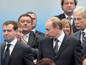 Путин и Медведев. Фото газеты "Коммерсант" Путин и Медведев. Фото газеты "Коммерсант"