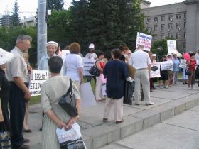 Пикет в защиту детского дома. Фото с сайта kprfnsk.ru Пикет в защиту детского дома. Фото с сайта kprfnsk.ru