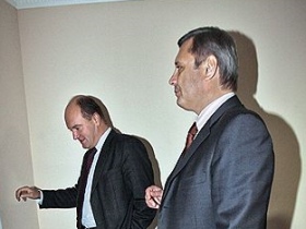 Михаил Касьянов и Константин Мерзликин (на заднем плане). Фото с сайта kommersant.ru Михаил Касьянов и Константин Мерзликин (на заднем плане). Фото с сайта kommersant.ru