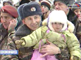 Военнослужащие получили ключи от квартир. Кадр телеканала "Россия" Военнослужащие получили ключи от квартир. Кадр телеканала "Россия"