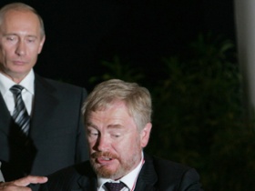 Владимир Путин и Сергей Сторчак. Фото с сайта www.moscor.ru Владимир Путин и Сергей Сторчак. Фото с сайта www.moscor.ru