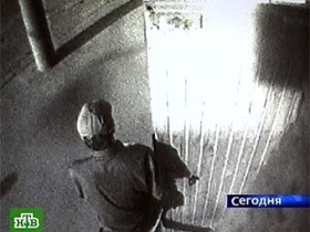 Убийца Анны Политковской на кадре видеозаписи камер наружного наблюдения. Кадр телеканала НТВ Убийца Анны Политковской на кадре видеозаписи камер наружного наблюдения. Кадр телеканала НТВ