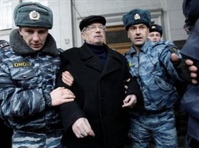 Лимонов и милиция, фото http://www.daylife.com Лимонов и милиция, фото http://www.daylife.com