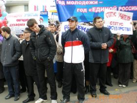 Прикрытие плакатов в Орле, фото Саввы Григорьева, Каспаров.Ru Прикрытие плакатов в Орле, фото Саввы Григорьева, Каспаров.Ru