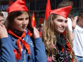 Пионеры на шествии КПРФ 9 мая. Фото: Каспаров.Ru Пионеры на шествии КПРФ 9 мая. Фото: Каспаров.Ru