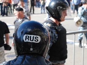 ОМОН разгоняет митинг "Россия против Путина". Фото Каспарова.Ru ОМОН разгоняет митинг "Россия против Путина". Фото Каспарова.Ru
