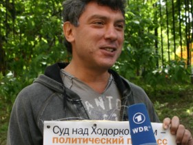 Борис Немцов стоит в одиночном пикете у Хамовнического суда. Фото Юлии Галяминой (Каспаров.Ru) (c) Борис Немцов стоит в одиночном пикете у Хамовнического суда. Фото Юлии Галяминой (Каспаров.Ru) (c)