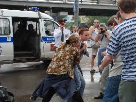 Задержание активистов СКМ во время "траурной акции". Фото: Каспаров.Ru Задержание активистов СКМ во время "траурной акции". Фото: Каспаров.Ru