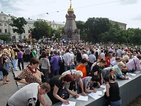 Безработные с Черкизовского рынка составляют письмо президенту. Фото: с сайта kommersant.ru Безработные с Черкизовского рынка составляют письмо президенту. Фото: с сайта kommersant.ru