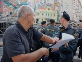 Задержание москвичей около здания мэрии. Фото kasparov.ru Задержание москвичей около здания мэрии. Фото kasparov.ru