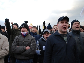 Участники митинга после "Русского марша"-2009 в Люблине. Фото Каспарова.Ru Участники митинга после "Русского марша"-2009 в Люблине. Фото Каспарова.Ru