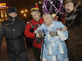 Людмила Алексеева на Триумфальной площади, фото http://www.charter97.org Людмила Алексеева на Триумфальной площади, фото http://www.charter97.org