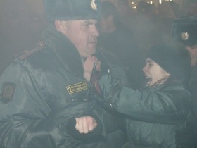 Задержание майором из 2-го оперативного полка Москвы девушки на "Митинге несогласных" 31 октября 2009 года. Фото с сайта daylife.com Задержание майором из 2-го оперативного полка Москвы девушки на "Митинге несогласных" 31 октября 2009 года. Фото с сайта daylife.com