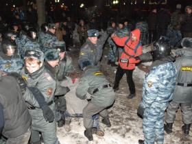 Задержания на митинге памяти Маркелова и Бабуровой. Фото Каспаров.Ru Задержания на митинге памяти Маркелова и Бабуровой. Фото Каспаров.Ru