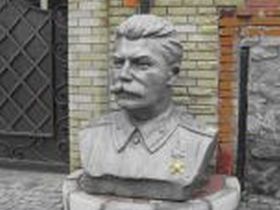 Подарок — бюст Сталина, фото с сайта taminfo.ru Подарок — бюст Сталина, фото с сайта taminfo.ru