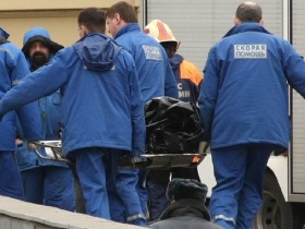 Врачи "скорой помощи" выносят тело погибшего на "Лубянке" 29 марта. Фото с сайта daylife.com Врачи "скорой помощи" выносят тело погибшего на "Лубянке" 29 марта. Фото с сайта daylife.com