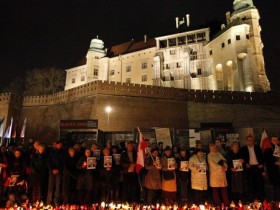 Поляки около королевского замка в Вавеле. Фото с сайта daylife.com Поляки около королевского замка в Вавеле. Фото с сайта daylife.com
