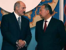 Александр Лукашенко и Курманбек Бакиев. Фото: vesti.kz Александр Лукашенко и Курманбек Бакиев. Фото: vesti.kz