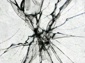 Разбитое стекло. Фото с сайта www.img3.immage.de Разбитое стекло. Фото с сайта www.img3.immage.de