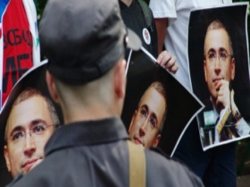 Пикет в поддержку михаила Ходорковского. Фото с сайта www.vesti.kz Пикет в поддержку михаила Ходорковского. Фото с сайта www.vesti.kz