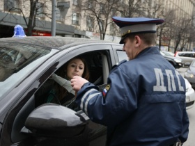 Проверка документов у водителя автомобиля с синим ведерком. Фото с сайта www.fed.sibnovosti.ru Проверка документов у водителя автомобиля с синим ведерком. Фото с сайта www.fed.sibnovosti.ru