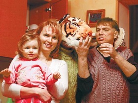 Ольга Александрина, Сергей Сидельников и их дочь Надежда. Фото с сайта www.mk.ru Ольга Александрина, Сергей Сидельников и их дочь Надежда. Фото с сайта www.mk.ru