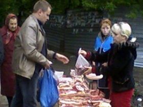 Стихийный рынок, фото Виктора Надеждина, Каспаров.Ru Стихийный рынок, фото Виктора Надеждина, Каспаров.Ru