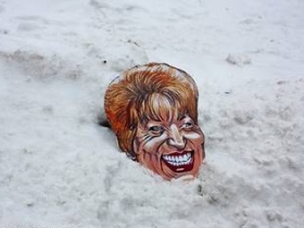Маска Валентины Матвиенко в снегу. Фото: dp.ru Маска Валентины Матвиенко в снегу. Фото: dp.ru